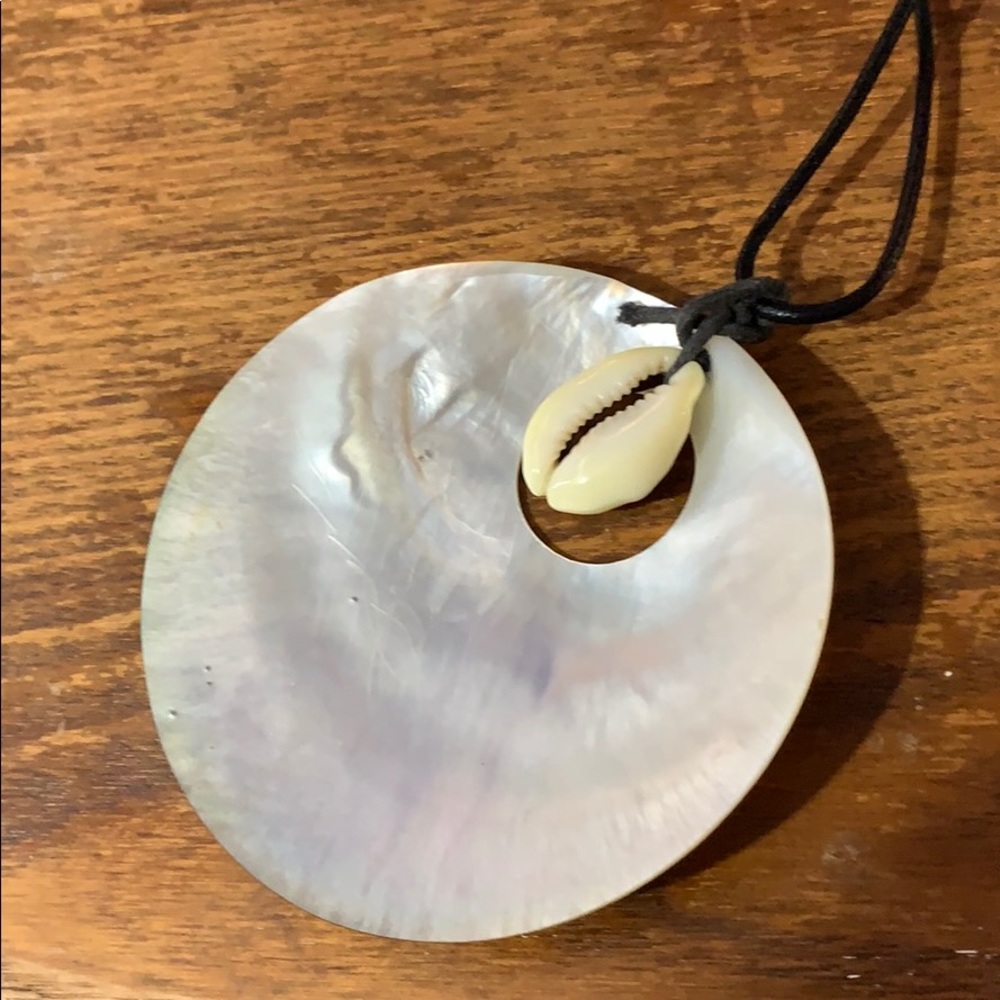 Oversized Retro Shell Necklace - Picture 3 of 5